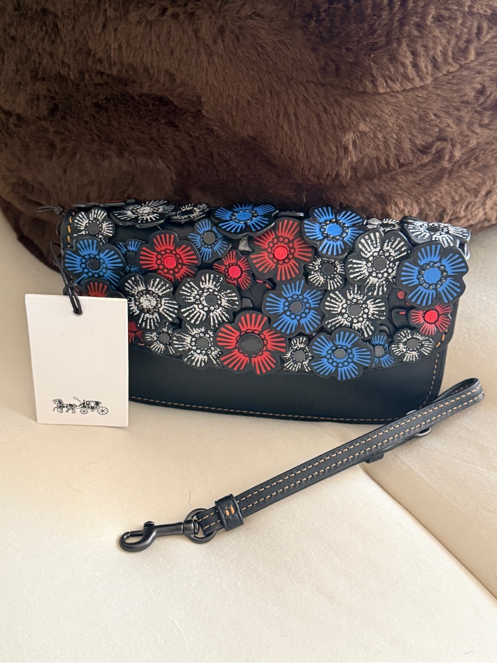 🌸✨ Rare Coach Tea Rose Wristlet ✨🌸 Handcrafted Appliqué Leather